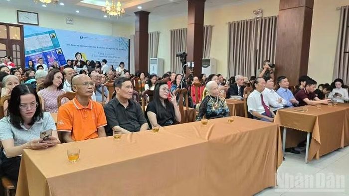 Bạn bè, đồng nghiệp, bạn đọc và các học trò tham dự lễ ra mắt sách.
