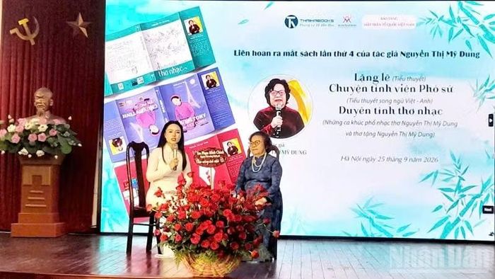 Tác giả Nguyễn Thị Mỹ Dung tại lễ ra mắt sách.