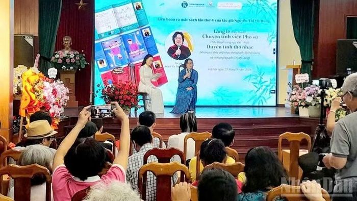 Tác giả giao lưu với bạn đọc.