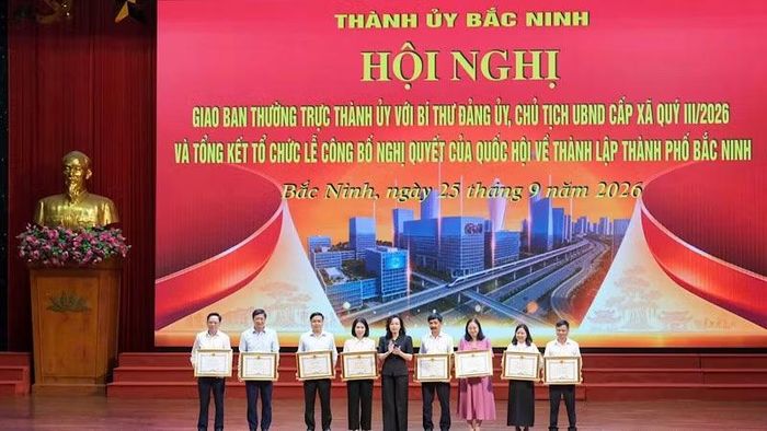 Đại diện các tập thể nhận Bằng khen của Chủ tịch Ủy ban nhân dân thành phố Bắc Ninh. (Ảnh: NQ)