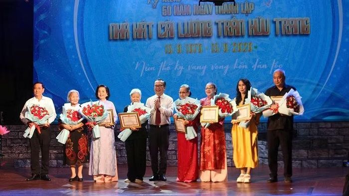 Ông Trần Thế Thuận, Giám đốc Sở Văn hóa và Thể thao Thành phố Hồ Chí Minh, trao những bó hoa tri ân và giấy khen tặng các vị nguyên lãnh đạo nhà hát. (Ảnh: HỒNG HẠNH)