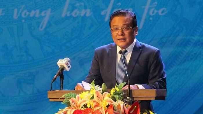 Nghệ sĩ Ưu tú Phan Quốc Kiệt, Giám đốc Nhà hát Cải lương Trần Hữu Trang tóm tắt quá trình phát triển nhà hát. (Ảnh: HỒNG HẠNH)