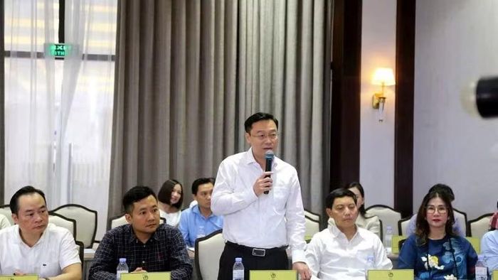 Nhà báo Nguyễn Thế Lãm, Giám đốc Báo và Phát thanh truyền hình Quảng Ninh chia sẻ ý kiến tại Diễn đàn. (Ảnh: QUANG THỌ)