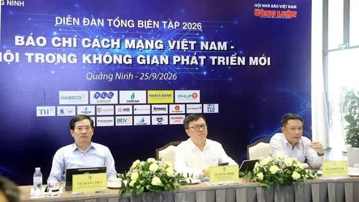 Các đồng chí chủ trì Diễn đàn. (Ảnh: QUANG THỌ)