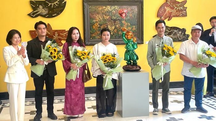 Nhóm tác giả tham gia triển lãm. (Ảnh: NGỌC LIÊN)