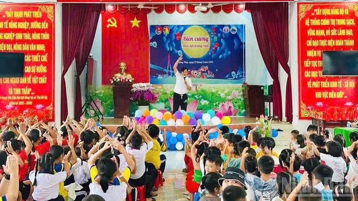 Thiếu nhi xã Tân Hộ Cơ tham gia hoạt náo đầu giờ tại chương trình Biên cương - Đêm hội trăng rằm. (Ảnh: HỮU NGHĨA)