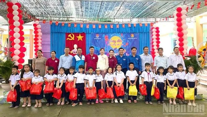 Đại diện lãnh đạo Tỉnh đoàn Đồng Tháp và xã Tân Phước 3 chụp ảnh lưu niệm cùng thiếu nhi xã Tân Phước 3 trong hoạt động Trung thu. (Ảnh: HỮU NGHĨA)