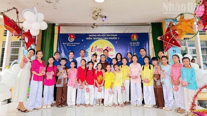 Thiếu nhi xã Lai Vung tham gia chương trình Đêm hội trăng rằm do Xã đoàn Lai Vung tổ chức. (Ảnh: HỮU NGHĨA)