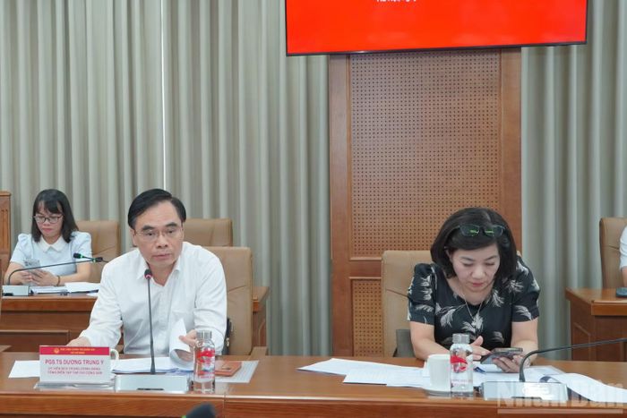 Đồng chí Dương Trung Ý, Ủy viên Trung ương Đảng, Tổng Biên tập Tạp chí Cộng sản nhận xét nhiều bài viết thể loại tạp chí có tính chính luận cao, bám sát thực tiễn tại cơ sở. (Ảnh: HẢI ĐĂNG)