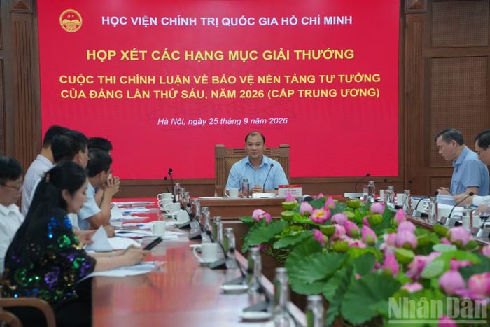 Đồng chí Lê Hải Bình ghi nhận những đánh giá công tâm, trách nhiệm của thành viên Hội đồng Giám khảo vòng chung khảo. (Ảnh: HẢI ĐĂNG)