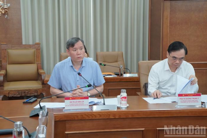 Đồng chí Lê Văn Lợi, Ủy viên Trung ương Đảng, Chủ tịch Viện Hàn lâm Khoa học xã hội Việt Nam đánh giá cao các bài viết của tác giả, nhóm tác giả nước ngoài tại cuộc thi năm nay. (Ảnh: HẢI ĐĂNG)