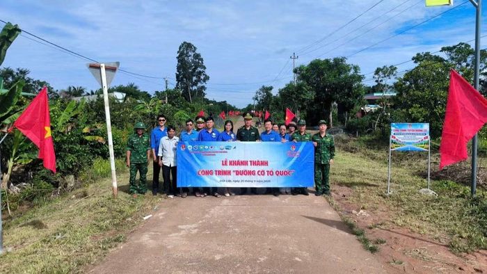 Lễ khánh thành công trình “Đường cờ Tổ quốc” tại thôn Giồng Trôm Chợ Lách, xã Ia Lốp. (Ảnh: NGỌC LÂN)