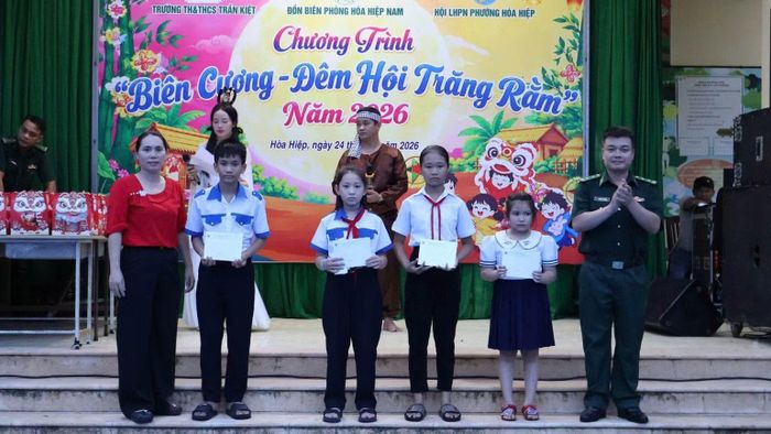 Đại diện chỉ huy Đồn Biên phòng Hòa Hiệp Nam tặng quà cho các em trong chương trình “Biên cương đêm hội trăng rằm” tại phường Hòa Hiệp. (Ảnh: NGỌC LÂN)