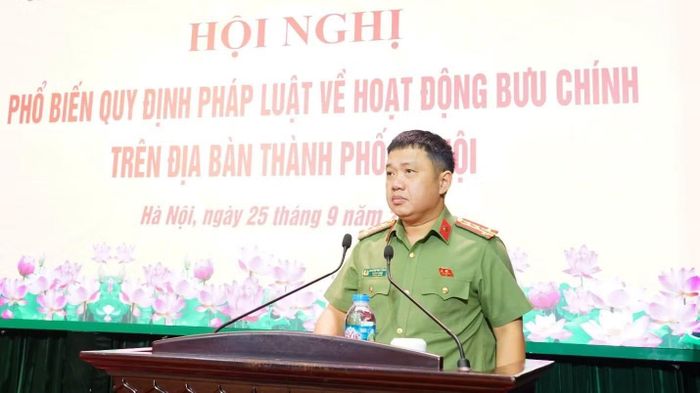 Đại tá Nguyễn Tiến Thắng trình bày chuyên đề. (Ảnh: Công an Hà Nội)