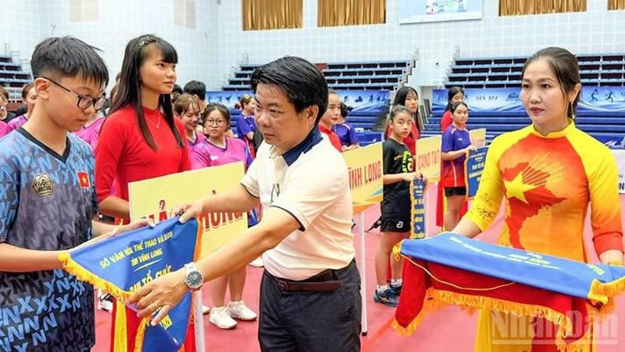 Ban tổ chức trao cờ cho các đội tham gia. (Ảnh: BÁ DŨNG)
