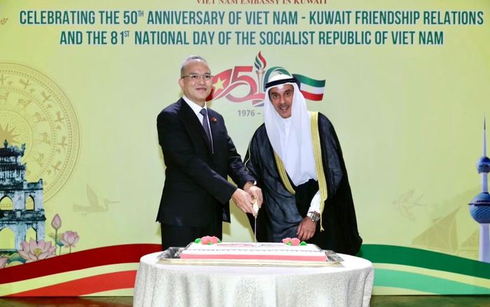 Đại sứ Nguyễn Đức Thắng và Thứ trưởng Ngoại giao Kuwait Hamad Suleiman Mashaan Al-Mashaan cắt bánh chào mừng kỷ niệm 81 năm Quốc khánh nước Cộng hòa xã hội chủ nghĩa Việt Nam. (Ảnh: Đại sứ quán Việt Nam tại Kuwait cung cấp)