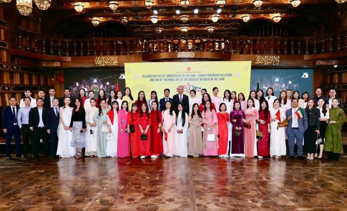 Các đại biểu tham dự lễ kỷ niệm chụp ảnh kỷ niệm. (Ảnh: Đại sứ quán Việt Nam tại Kuwait cung cấp)