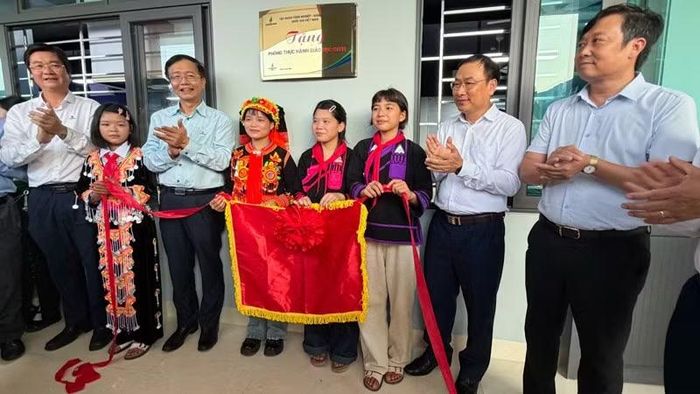 Các đại biểu khánh thành, bàn giao phòng giáo dục thực hành công nghệ (STEM) cho nhà trường. (Ảnh: Hoàng Anh)