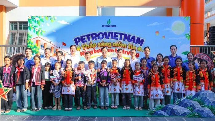 Lãnh đạo Petrovietnam chụp ảnh lưu niệm cùng thầy, cô giáo và các em học sinh Trường Phổ thông nội trú tiểu học và trung học cơ sở Petrovietnam-Phong Thổ. (Ảnh: Hoàng Anh)