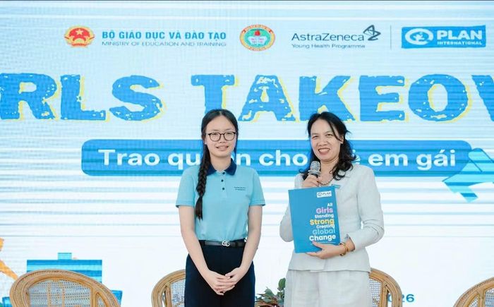 Tại sự kiện, nhằm hưởng ứng Ngày Quốc tế Trẻ em gái (11/10), Giám đốc Quốc gia Plan International Việt Nam Lê Quỳnh Lan, đã thực hiện nghi thức trao quyền Giám đốc Quốc gia tượng trưng cho em Nguyễn Hoàng Trúc Anh, học sinh lớp 9, Trường trung học cơ sở Lương Thế Vinh, thành phố Cần Thơ. (Ảnh: Plan International Việt Nam cung cấp)