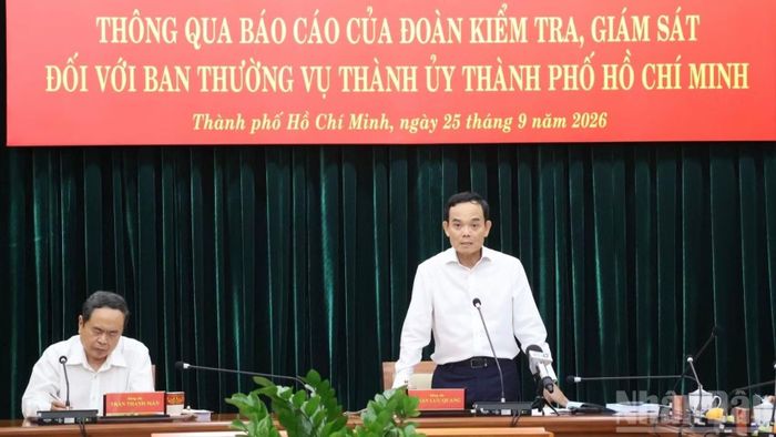 Ủy viên Bộ Chính trị, Bí thư Thành ủy Thành phố Hồ Chí Minh Trần Lưu Quang phát biểu tiếp thu ý kiến của Đoàn kiểm tra, giám sát tại hội nghị. (Ảnh: VƯƠNG LÊ)