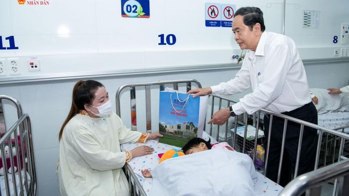Chủ tịch Quốc hội Trần Thanh Mẫn thăm, tặng quà bệnh nhân nhi tại Bệnh viện Nhi đồng 1 Thành phố Hồ Chí Minh nhân dịp Tết Trung thu. (Ảnh: LÂM HIỂN)