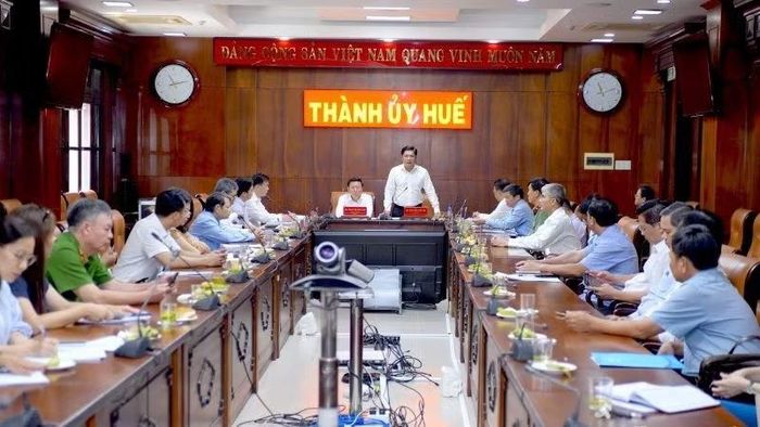 Đoàn khảo sát của Ban Tuyên giáo Trung ương làm việc với Thường trực Thành ủy Huế. (Ảnh: Đ.Quang)