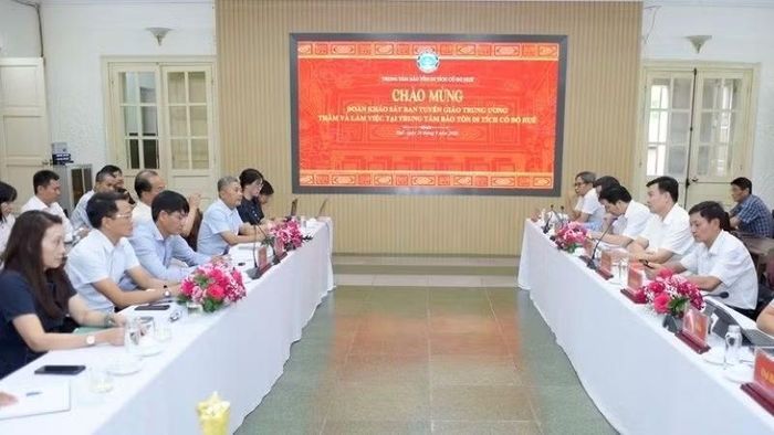 Đoàn khảo sát của Ban Tuyên giáo Trung ương làm việc với Trung tâm Bảo tồn di tích Cố đô Huế. (Ảnh: Đ.Quang)