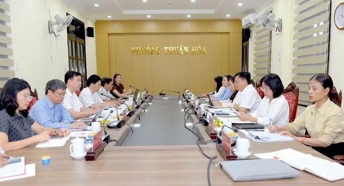 Đoàn khảo sát của Ban Tuyên giáo Trung ương làm việc với Đảng ủy phường Thuận Hóa. (Ảnh: Đ.Quang)
