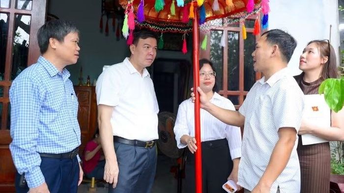 Đoàn tiến hành khảo sát thực tế một số mô hình sản xuất, kinh doanh mặt hàng thủ công truyền thống trên địa bàn phường Thuận Hóa. (Ảnh: Đ.Quang)