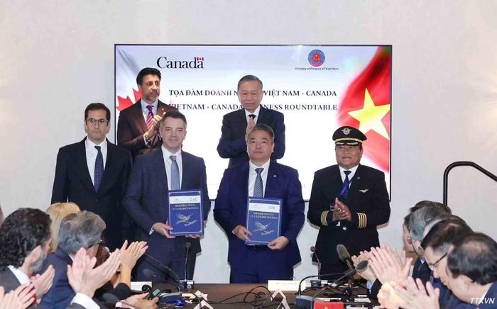 Tổng Bí thư, Chủ tịch nước Tô Lâm chứng kiến lễ trao các văn kiện hợp tác giữa doanh nghiệp hai nước. (Ảnh: TTXVN)