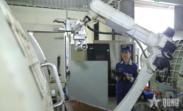 Ứng dụng robot vào sản xuất quốc phòng ở Nhà máy Z131 (Tổng cục Công nghiệp Quốc phòng). Ảnh: NAM TUẤN 