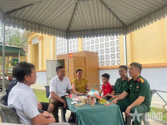 Cán bộ, chỉ huy Trung đoàn 335, Sư đoàn 324, Quân khu 4 trò chuyện với chiến sĩ và gia đình để nắm bắt tình hình tư tưởng của bộ đội.
