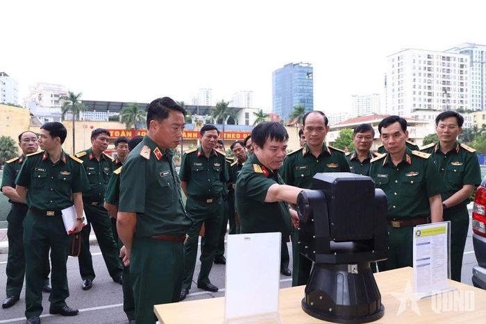  Khoa Vũ khí giới thiệu sản phẩm nghiên cứu với Binh chủng Đặc công. Ảnh: THANH HÀ 