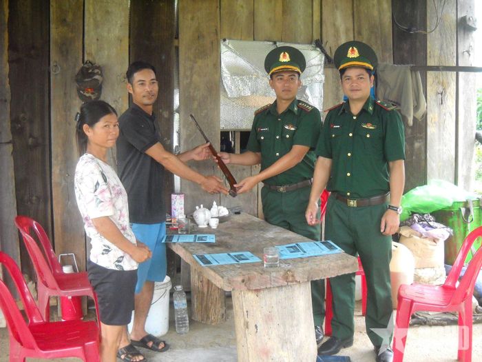 Người dân thôn Suối Lau, xã Ia Đal tự nguyện giao nộp súng tự chế.