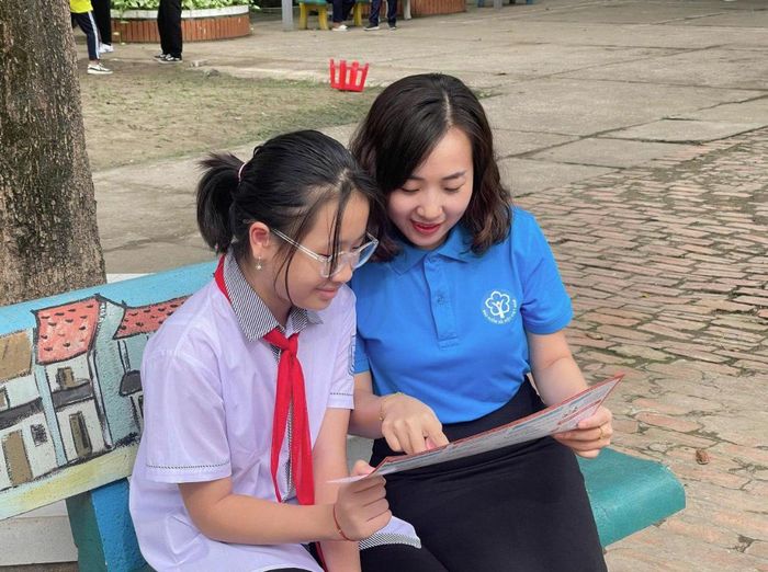 Nhân viên Bảo hiểm xã hội Việt Nam chia sẻ thông tin về bảo hiểm y tế cho học sinh.