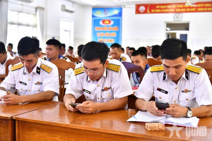 Sau mỗi buổi học, cán bộ, chiến sĩ quét mã QR để kiểm tra kiến thức pháp luật; cá nhân xuất sắc được biểu dương, khen thưởng. 