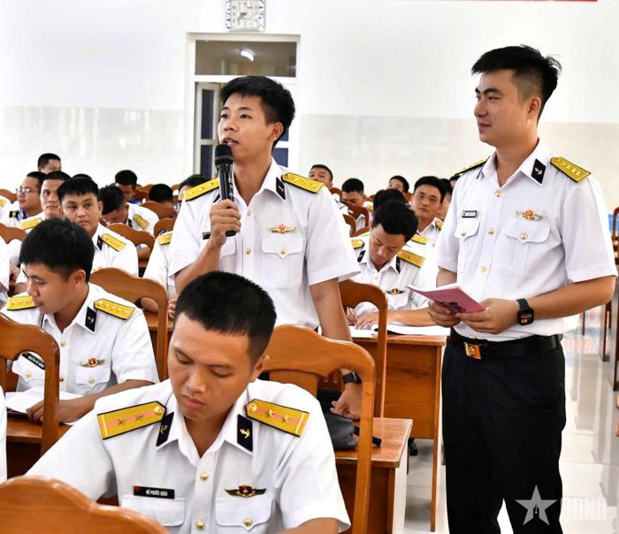  Cán bộ, chiến sĩ trao đổi, thảo luận xung quanh các vấn đề về chấp hành pháp luật. 