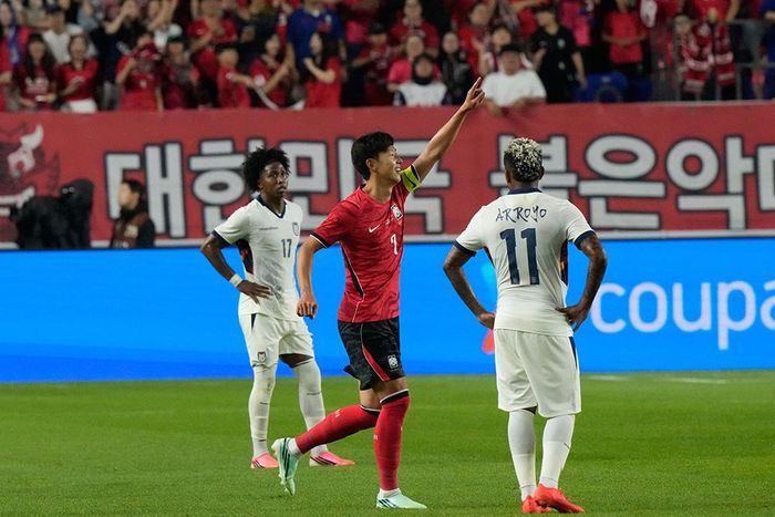 Son Heung-min (áo đỏ) mừng bàn thắng vào lưới Ecuador. Ảnh: AP