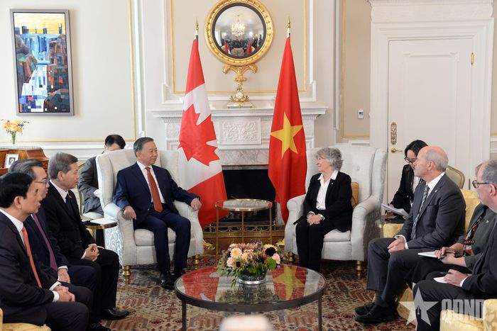 Quang cảnh hội kiến. 