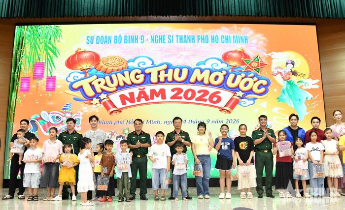 Các đơn vị phối hợp trao quà Trung thu tặng thiếu nhi.