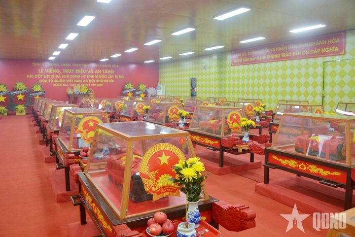 Hài cốt các liệt sĩ được quàn tại Nghĩa trang Liệt sĩ Hòn Dung trước khi tổ chức lễ truy điệu và an táng. 
