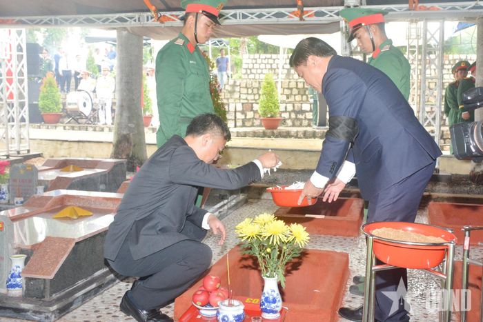  Lãnh đạo tỉnh Khánh Hòa thực hiện nghi thức thả hoa.