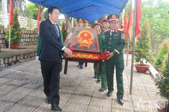   Các đại biểu đưa liệt sĩ về nơi an nghỉ.