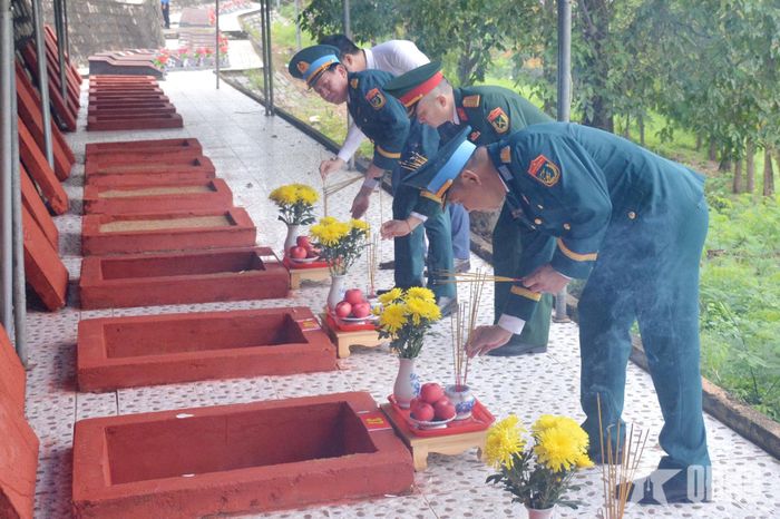 Đại biểu thắp hương các phần mộ vừa được an táng. 