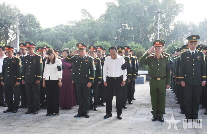  Các đại biểu dành phút mặc niệm, tri ân các anh hùng liệt sĩ. 