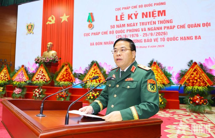Thiếu tướng Nguyễn Việt Dũng, Cục trưởng Cục Pháp chế Bộ Quốc phòng trình bày diễn văn tại buổi lễ.