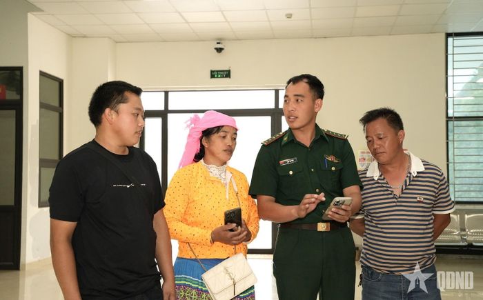 Đại úy Lầu Mí Phứ tận tình hướng dẫn người dân sử dụng tiện ích số trong quá trình thực hiện thủ tục tại cửa khẩu Săm Pun.