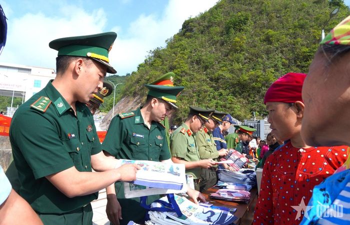  Đại úy Lầu Mí Phứ cùng cán bộ các lực lượng chức năng tuyên truyền, phổ biến pháp luật cho nhân dân khu vực biên giới. 