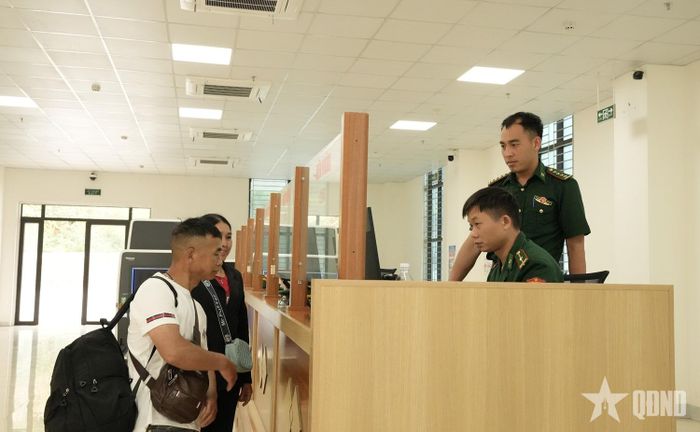 Trên cương vị Trạm trưởng, Đại úy Lầu Mí Phứ thường xuyên kiểm tra, giám sát việc thực hiện nhiệm vụ kiểm soát xuất, nhập cảnh tại cửa khẩu Săm Pun. 
